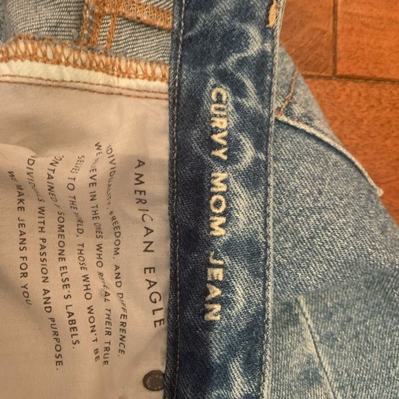 AE Curvy Stretch Mom Jeans - Picture 4 of 5